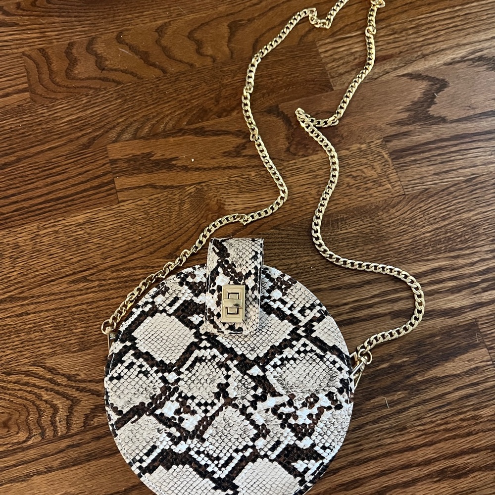 Elegant Snakeskin Crossbody Bag with Gold Chain